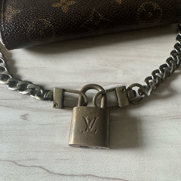 Louis Vuitton kisslock wallet and lock on chain - Picture 2 of 13